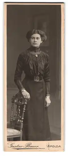 Fotografie Gustav Bauer, Apolda, Elegant gekleidete Dame mit Medaillon