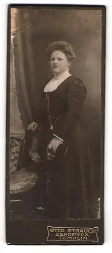 Fotografie Otto Strauch, Zehdenick, Am Markt 1, Bürgerliche Dame im Kleid mit Kragen