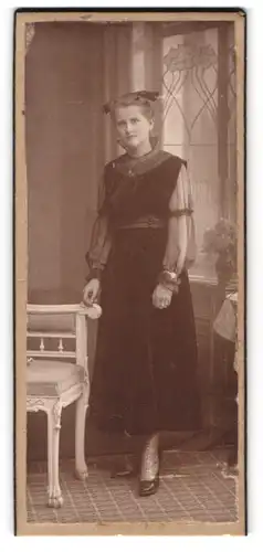 Fotografie Otto Strauch, Zehdenick, Am Markt 1, Junge Dame im eleganten Kleid