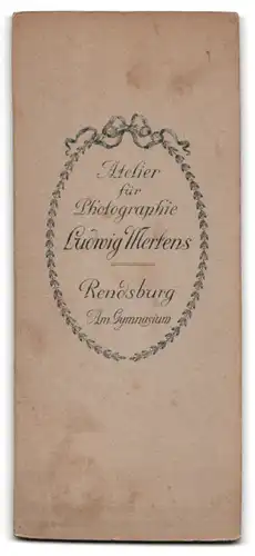 Fotografie Ludwig Mertens, Rendsburg, Am Gymnasium, Hübsche Dame mit Perlenkette