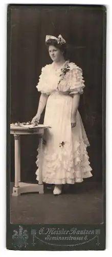 Fotografie Oskar Meister, Bautzen, Seminarstrasse 6, Dame im Kleid mit Rüschen