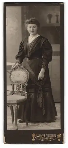 Fotografie Ludwig Mertens, Rendsburg, Gutbürgerliche Dame posiert mit einem Stuhl