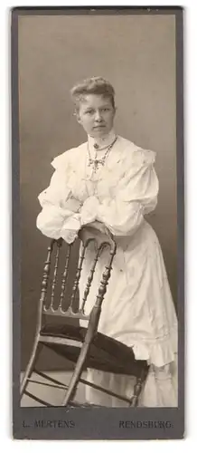 Fotografie L. Mertens, Rendsburg, Hübsche Dame im weissen Kleid