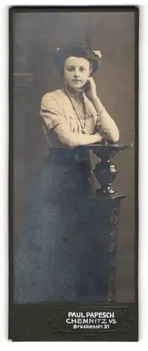 Fotografie Paul Papesch, Chemnitz i. S., Bruckenstr. 31, Hübsche Dame mit Halskette