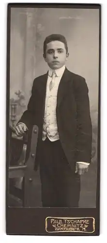 Fotografie Paul Tschapke, Chemnitz, Zschopauerstr. 79, Bursche im eleganten Anzug