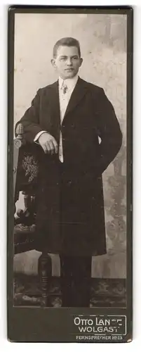 Fotografie Otto Lange, Wolgast i. Pom., Junger Herr im eleganten Mantel