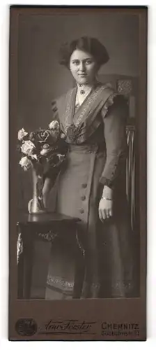Fotografie Arno Förster, Chemnitz, Südbahnstr. 10, Hübsche Dame mit einem Blumenstrauss