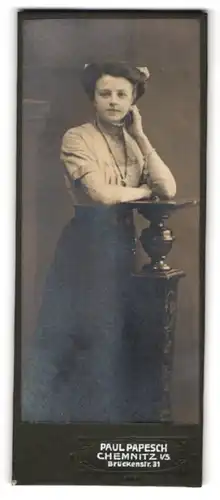 Fotografie Paul Papesch, Chemnitz i. S., Bruckenstr. 31, Hübsche Dame in Denkerpose