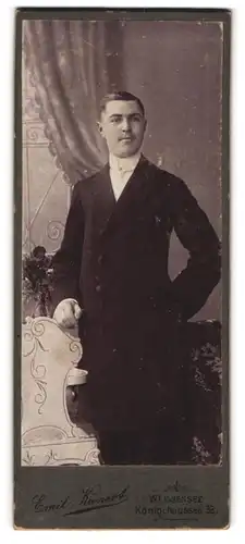 Fotografie Emil Kunert, Weissensee, Königchaussee 33, Gutbürgerlicher Herr in eleganter Kleidung