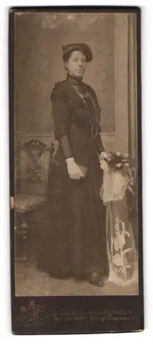 Fotografie J. Saupin, Weissensee, König-Chaussee 20, Bürgerliche Dame mit einem Blumenstrauss