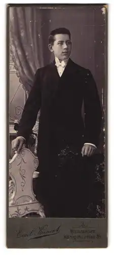 Fotografie Emil Kunert, Weissensee, Königchaussee 33, Junger Bursche mit Fliege