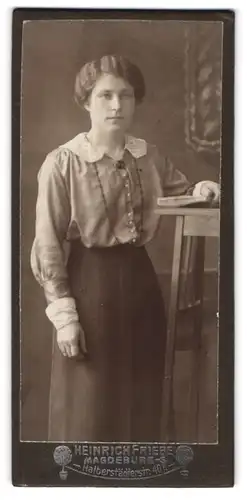 Fotografie Heinrich Friebe, Magdeburg, Halberstädterstr. 40, Gutbürgerliche Dame mit einem Buch