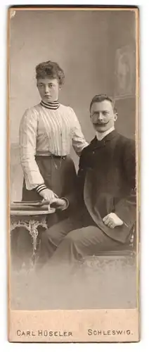 Fotografie Carl Hüseler, Schleswig, Gutbürgerliches Paar in vertrauter Pose