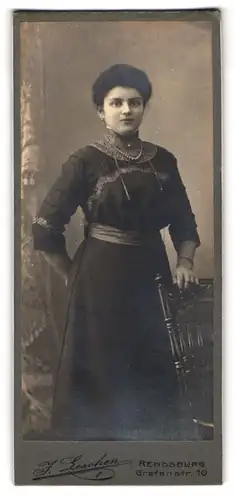 Fotografie J. Leschen, Rendsburg, Grafenstr. 10, Hübsche Dame mit Halskette