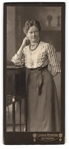 Fotografie Ludwig Mertens, Rendsburg, Am Gymnasium, Freundlich schauende Dame mit Perlenkette