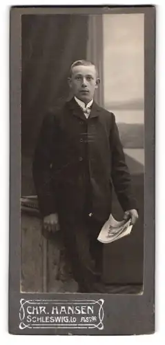 Fotografie Chr. Hansen, Schleswig, Lollfuss 98, Junger Herr mit einer Zeitung