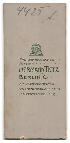 Fotografie Hermann Tietz, Berlin, Am Alexanderplatz, Gutbürgerliche Dame mit Hut und Blumen