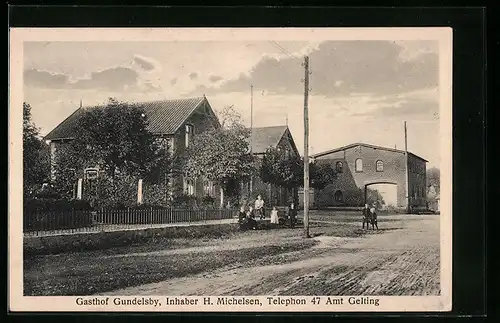 AK Gundelsby bei Gelting, Gasthof Gundelsby mit Strasse und Nebengebäuden