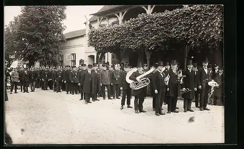 Foto-AK Glücksburg, Feuerwehrfest 1928, Feuerwehrleute mit Blasinstrumenten