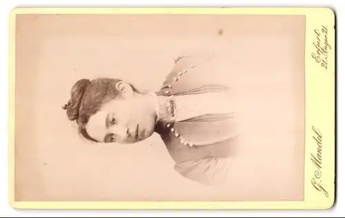 Fotografie G. Mandel, Erfurt, Anger 21, Wappen mit Greif & Messe-Medaillen, Rückseitig Frauen-Portrait