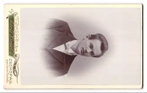 Fotografie Adolf Zierold, Zschopau, Initialen & Jugendstil-Ornamente, Rückseitig Herren-Portrait