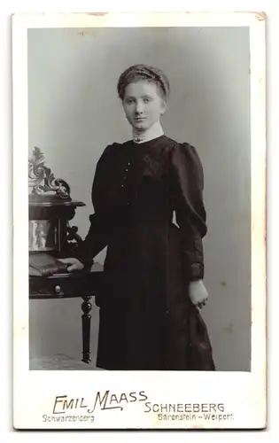 Fotografie Emil Maass, Schneeberg-N., Lorbeerkranz mit Initialen, Ornamente, Rückseitig Mädchen-Portrait