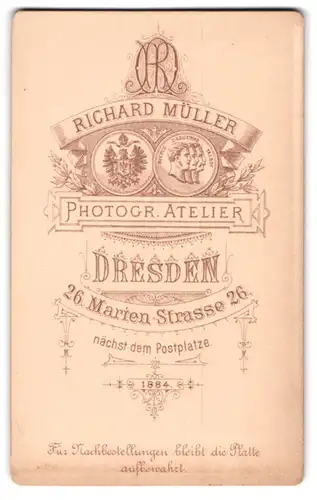 Fotografie Richard Müller, Dresden, Martenstr. 26, Messe-Medaillen & Initialen, Rückseitig beleibtes Mädchen