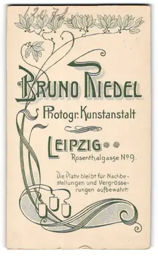 Fotografie Bruno Redel, Leipzig, Rosenthalgasse 9, Lorbeerzweige und Ornamente, Rückseitig Baby im Kleidchen
