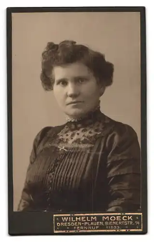 Fotografie Wilhelm Moeck, Dresden, Bienerststr. 14, Säulen und Blumenkübel, Rückseitig Hausfrau-Portrait