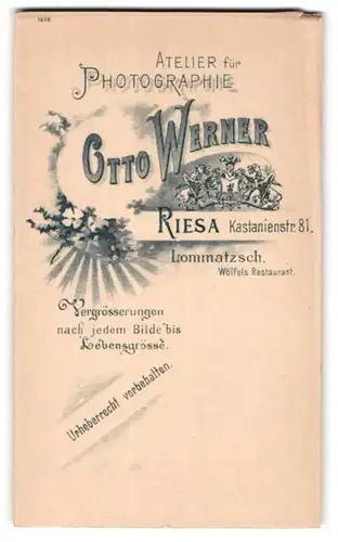 Fotografie Otto Werner, Riesa, Kastanienstr. 81, Wappen mit Ritterhelm und Greif, Rückseitig Mädchen im weissen Kleid