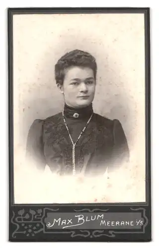 Fotografie Atelier Blum, Meerane i. S., Poststr. 59, Ehrenkreuz & Medaillen, Rückseitig Damen-Portrait