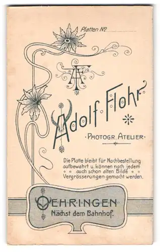 Fotografie Adolf Flohr, Oehringen, blühende Blume & Initialen, Rückseitig Kleinkind auf Stuhl stehend