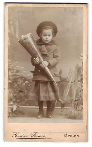 Fotografie Gustav Bauer, Apolda, Obere Bahnhofstr., Einschulung / 1. Schultag, niedliches Schulmädchen mit Schultüte