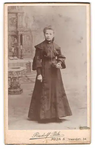 Fotografie Rudolf Pilz, Apolda, Ackerwandstr. 34, Mädchen im schwarzen Kleid mit Bibel nach der Kommunion