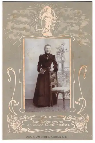 Fotografie Otto Hempel, Schandau a. E., Mädchen im schwarzen Kleid mit Bibel nach der Konfirmation