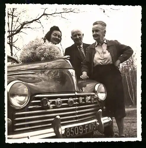 Fotografie Auto Peugeot 203, betagtes Paar & hübsche junge Dame nebst PKW, Kennzeichen 8509-FN75
