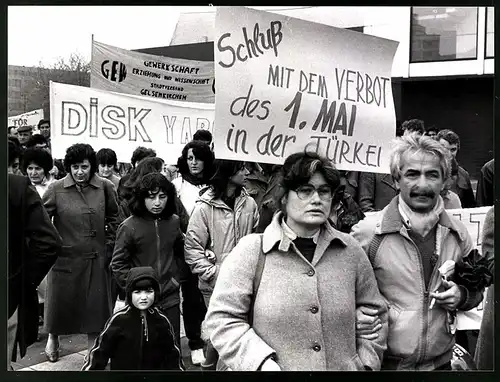 Fotografie Manfred Scholz, Essen, Ansicht Gelsenkirchen, DGB protestiert gegen Verbot des 1.Mai in der Türkei 1982