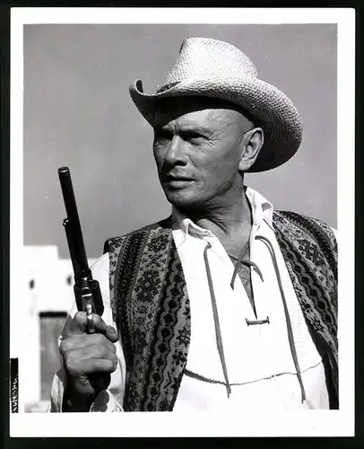 Fotografie Portrait Schauspieler Yul Brynner Cowboy Revolverheld in einer Western Filmszene, Grossformat 20 x 25cm