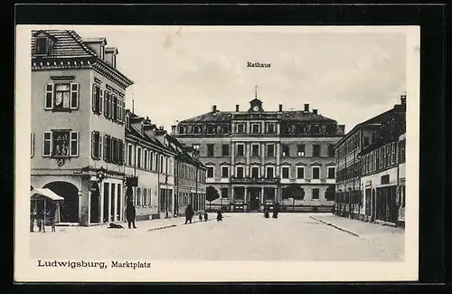 AK Ludwigsburg, Marktplatz mit Geschäft und Rathaus