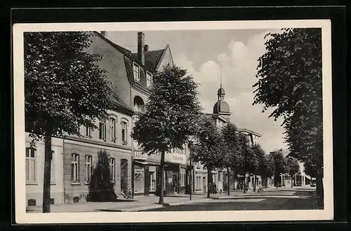 AK Güstrow, Eisenbahnstrasse mit Geschäften