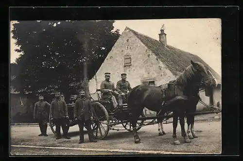 Foto-AK Soldaten mit Pferdewagen vor einem Haus