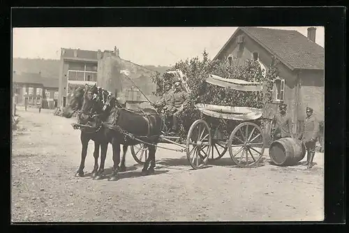 Foto-AK Soldaten auf Pferdegespann mit geschmücktem Bierwagen, Maifest 1912