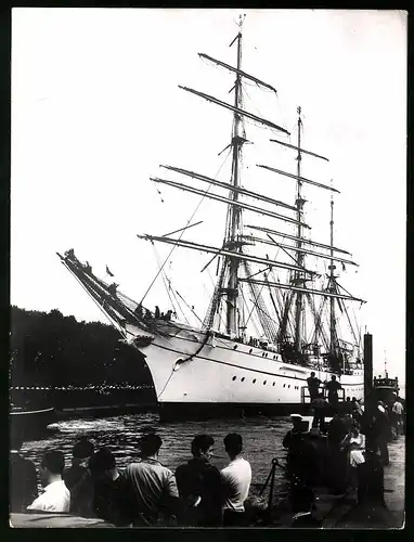 Fotografie unbekannter Fotograf, Ansicht Wilhelmshaven, Marine Schullschiff Gorch-Fock Segelschulschiff