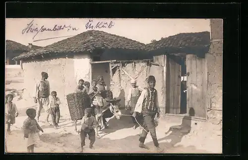 Foto-AK Üskueb, Ortspartie mit Einheimischen