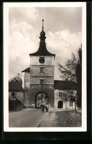 AK Velvary, Strassenpartie mit Tor
