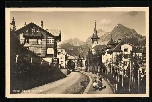 AK Arosa, Strassenpartie im Ort, Kirchturm