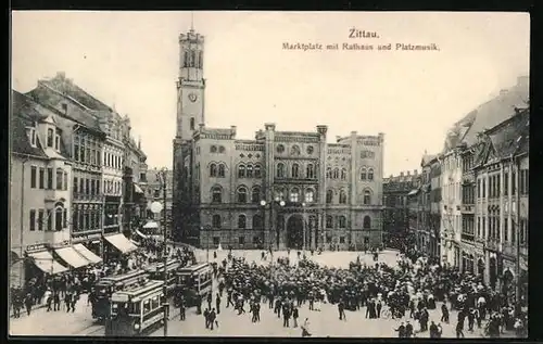 AK Zittau, Marktplatz mit Rathaus und Platzmusik, Strassenbahn