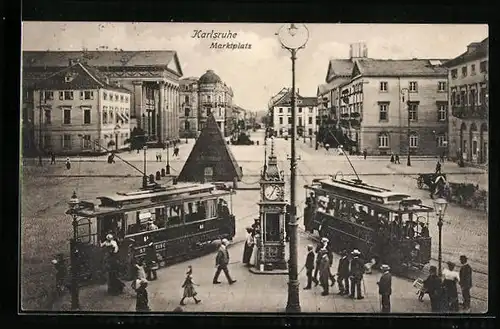 AK Karlsruhe, Strassenbahnen auf dem Marktplatz