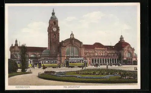 AK Wiesbaden, Strassenbahn hält vorm Hauptbahnhof