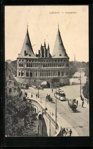 AK Lübeck, Strassenbahnen am Holstentor